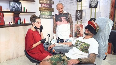 Тату навсегда: Тату эротическим моделям, стриптизеру и «госпоже», бывшему мужу ведущей программы